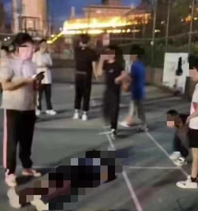 陕西13岁男孩被篮球架砸中身亡赔偿问题引争议篮架细节被曝光