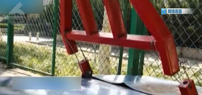 “篮”坚强！庞大篮球架仅靠2根铁丝“拽”？(图2)