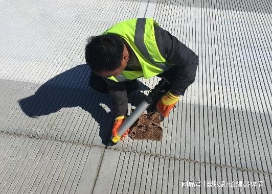 塑胶跑道嵌缝工艺：小细节大关键(图3)