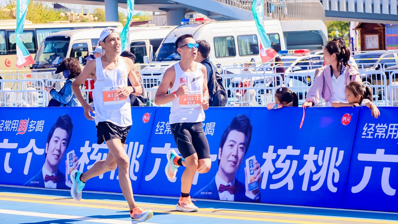 运动要用脑六个核桃携手2024衡水湖马拉松十年共跑(图2)
