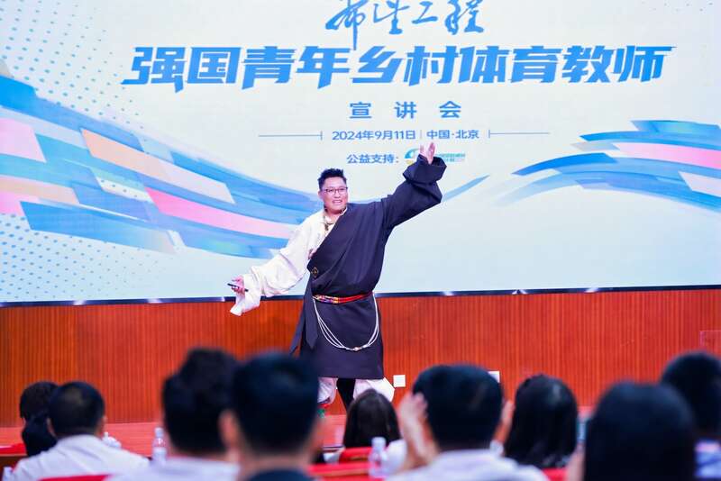 跑道建起来、篮球架立起来、孩子们的笑脸扬——带着爱、温暖与感动前行(图2)