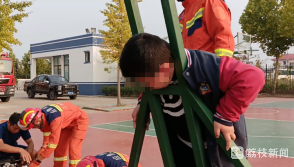 调皮男生头卡篮球架“无法自拔”(图2)