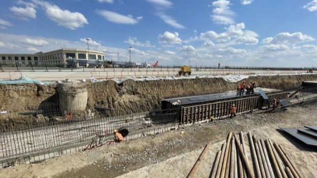 迎接亚冬会 哈尔滨机场东二跑道主体工程预计2024年9月底完工(图2)
