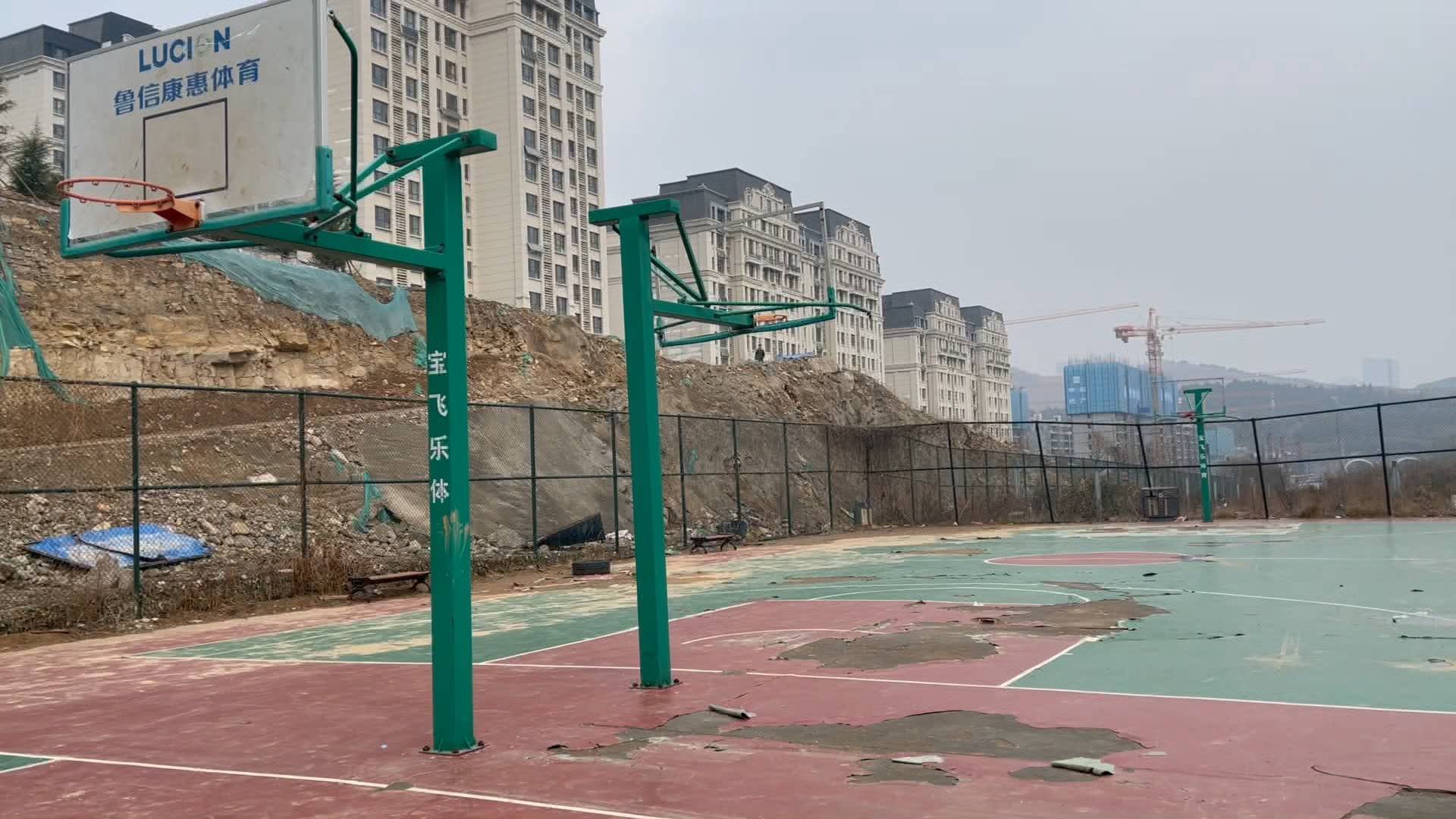 问政山东丨地胶皲裂 器材破损 济南一小区配套体育公园荒废(图2)