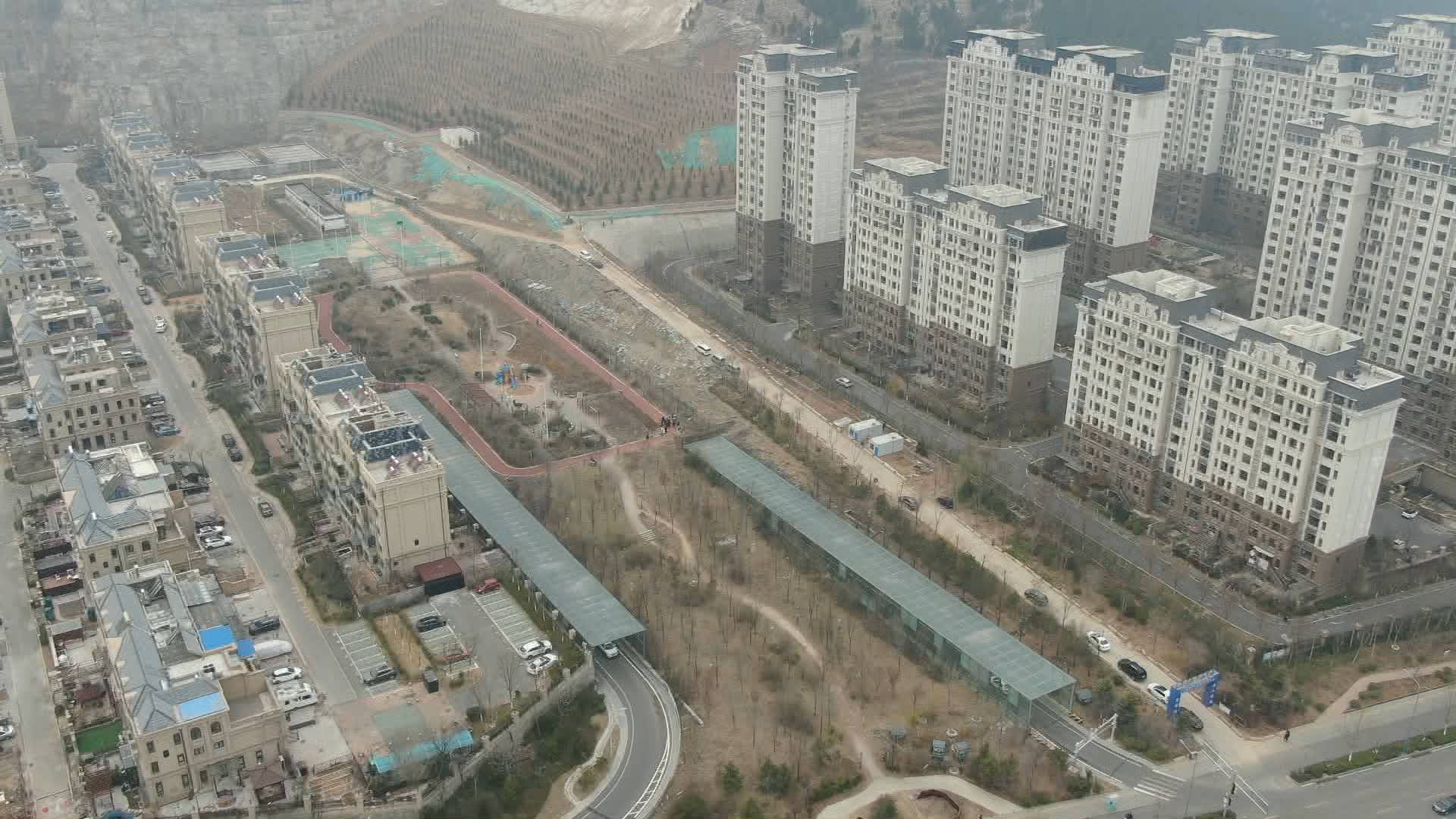 问政山东丨地胶皲裂 器材破损 济南一小区配套体育公园荒废(图5)