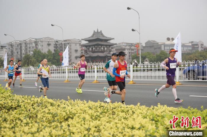 2024桂林马拉松赛三万名中外跑友奔跑山水间(图3)