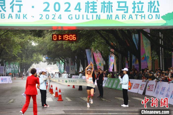 2024桂林马拉松赛三万名中外跑友奔跑山水间(图5)
