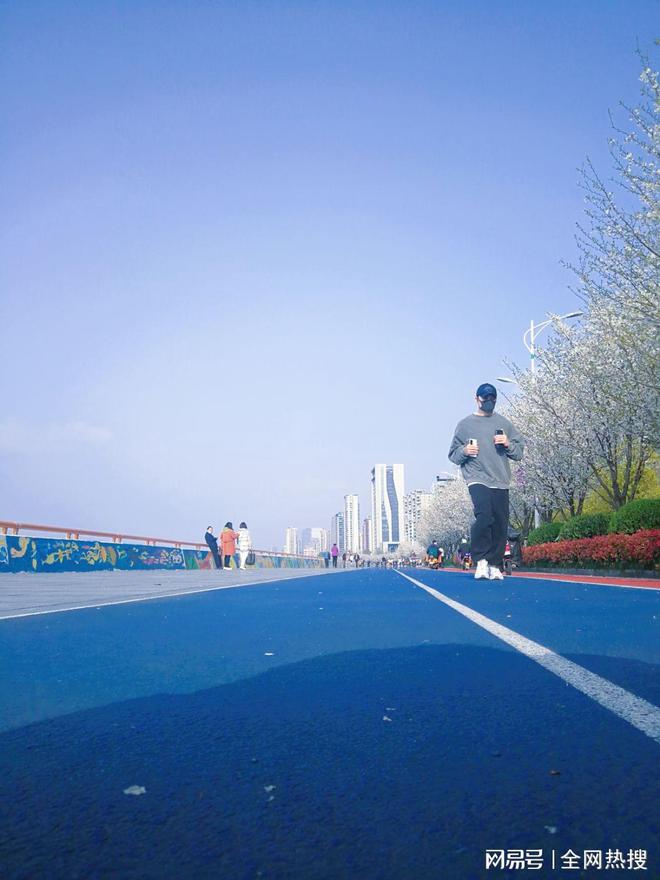 美出圈！杭州钱塘江畔最美跑道20张美图 画风拉满喜迎亚运氛围感(图2)