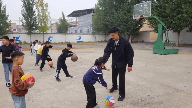 球盟会入口：“姚基金”来沁阳了！14名志愿者赴农村小学点亮孩子篮球梦(图3)