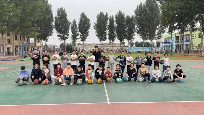 球盟会入口：“姚基金”来沁阳了！14名志愿者赴农村小学点亮孩子篮球梦