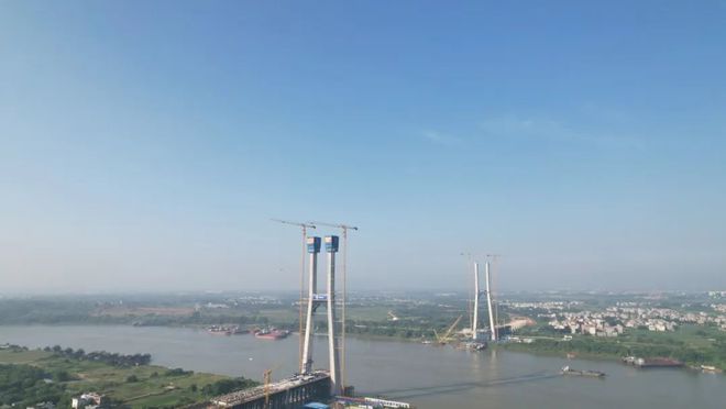 180米！广西在建最大跨径斜拉桥——平南特大桥北岸主塔封顶(图2)