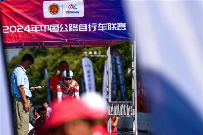 球盟会：“大洪山杯”2024年中国公路自行车联赛（湖北·随州站）开赛 山东队曹厚旺、江苏队魏苏婉分获男、女子个人计时赛冠军(图2)