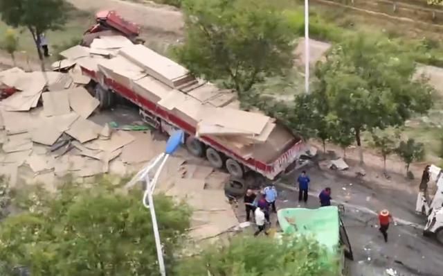 突发!河北廊坊一货车与公交惨烈相撞疑致3死多伤现场曝光(图2)