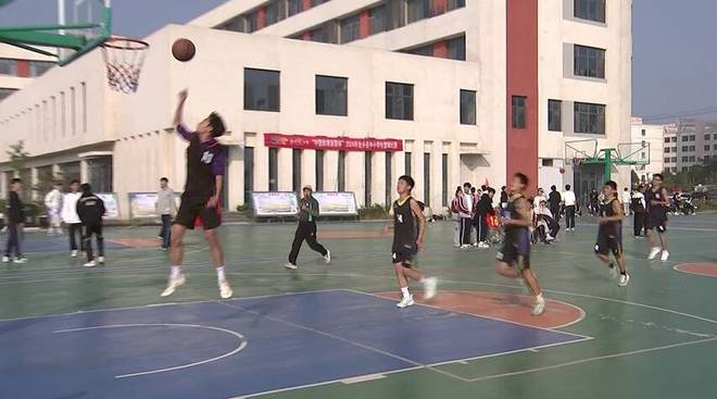 展示青少年积极向上精神风貌 2024年金乡县中小学生篮球比赛举行(图2)