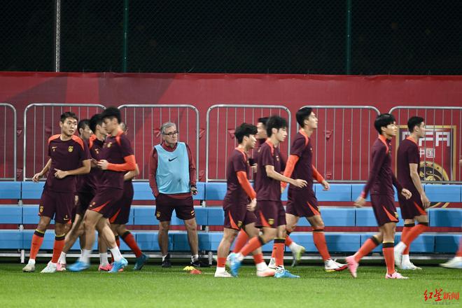 国足在大连似乎走出了0比7惨败的阴影今晚训练前伊万主动问候现场媒体