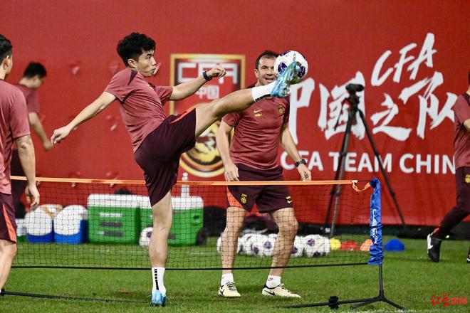 国足在大连似乎走出了0比7惨败的阴影今晚训练前伊万主动问候现场媒体(图3)