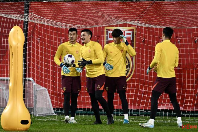 国足在大连似乎走出了0比7惨败的阴影今晚训练前伊万主动问候现场媒体(图2)