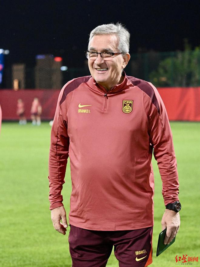 国足在大连似乎走出了0比7惨败的阴影今晚训练前伊万主动问候现场媒体(图4)