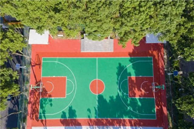 球盟会入口：这个篮球场“颜值”提升啦！