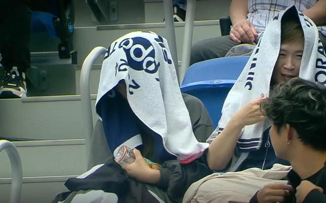 比赛两度因雨暂停郑钦文抢七7-5肯宁拿下东京站决赛首盘