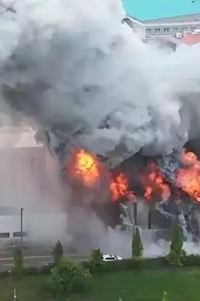 世界上最大的锂电池回收厂爆炸：两万多平的美国厂房全烧毁(图3)