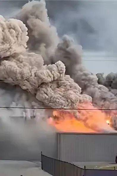 世界上最大的锂电池回收厂爆炸：两万多平的美国厂房全烧毁(图2)