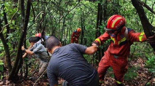 球盟会：一家三口山中迷路一夜路遇台风多亏他们风雨中救援