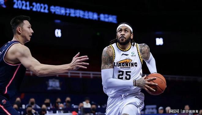 广东球迷怒喷签莫兰德韩德君肘击喉咙引争议辽篮球迷喷高诗岩