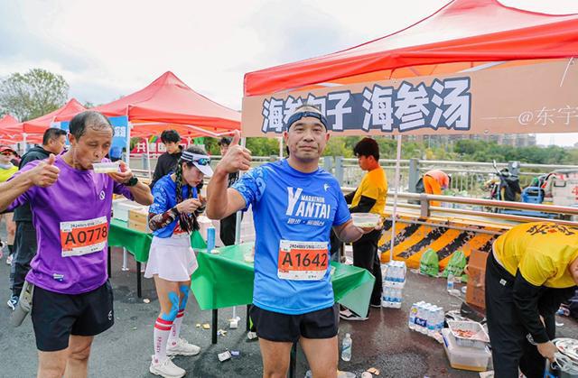 2万跑者的秋日盛宴 2024烟台马拉松举行（图）(图3)