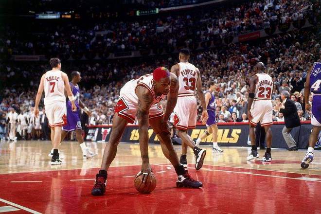 球盟会：NBA史上最有影响力的照片！不是乔丹的绝杀而是罗德曼纵身一跃(图5)