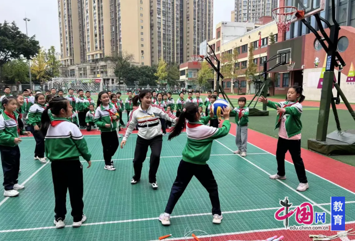 球盟会入口:829张乒乓球桌!体教融合电子科大附小打了个样(图4) 球盟会入口:829张乒乓球桌!体教融合电子科大附小打了个样(图4)