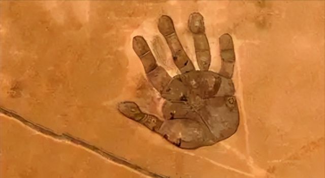 内蒙古地区现巨大掌印占地四万平方米网友：天降如来神掌