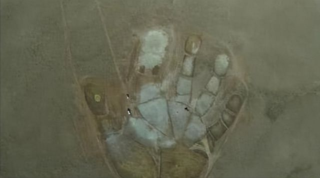 内蒙古地区现巨大掌印占地四万平方米网友：天降如来神掌(图2)