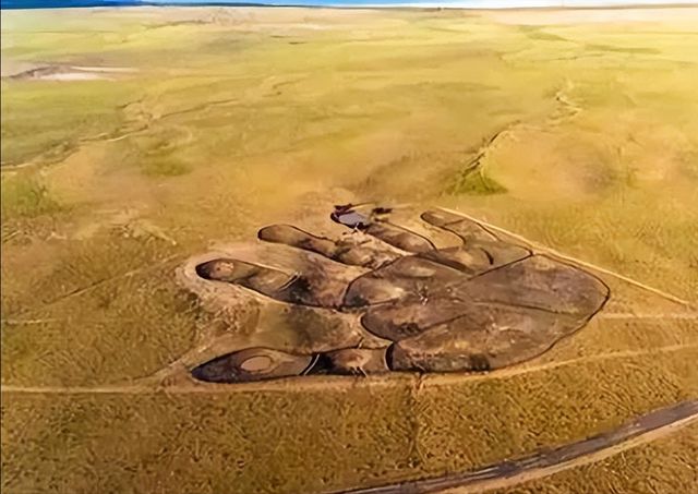 内蒙古地区现巨大掌印占地四万平方米网友：天降如来神掌(图3)