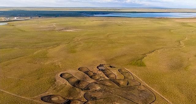 内蒙古地区现巨大掌印占地四万平方米网友：天降如来神掌(图4)