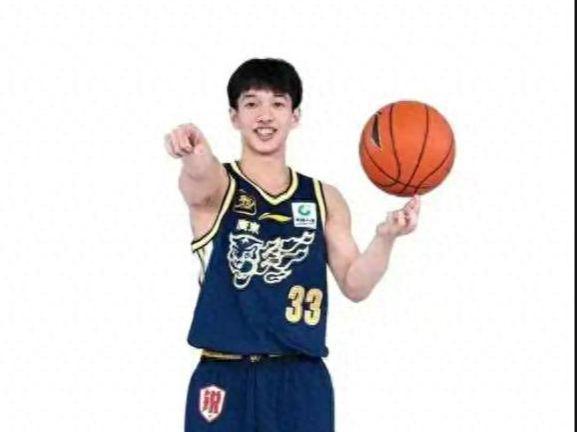 获得三大球MVP后 杨溢首次发声 永远可以相信广东篮球 杜锋比心