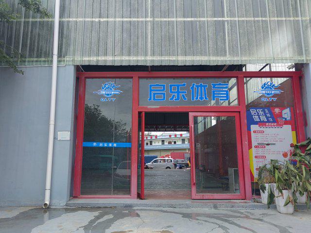 开屏跑腿｜篮球馆老板收钱“失联”近百名家长急了