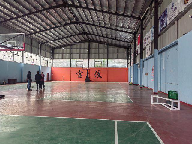 开屏跑腿｜篮球馆老板收钱“失联”近百名家长急了(图2)