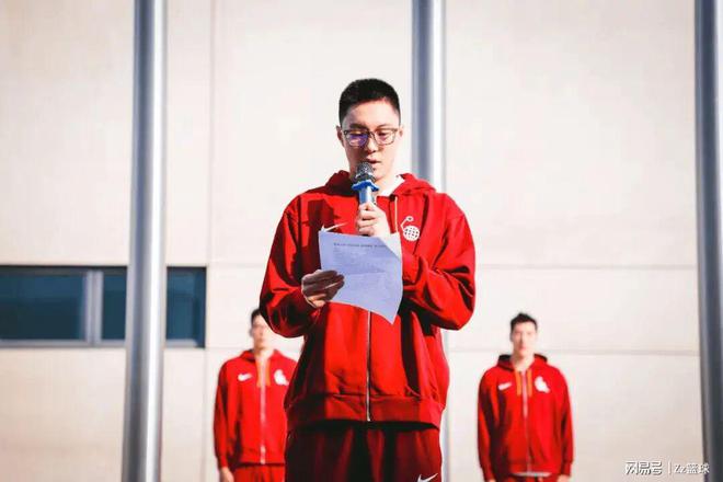 中国男篮2024年赛程告一段落近两位中国队长谁更称职！