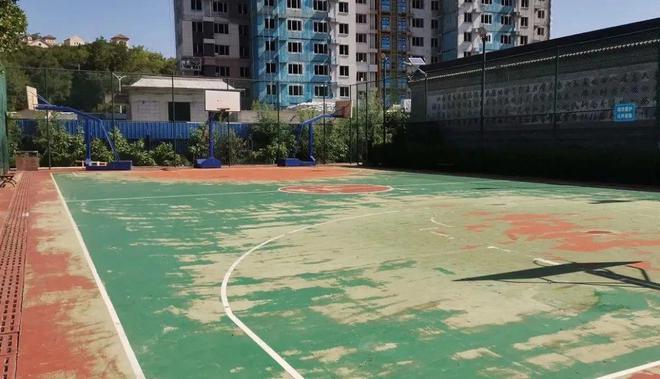 门头沟这个地区的篮球场焕然一新了！