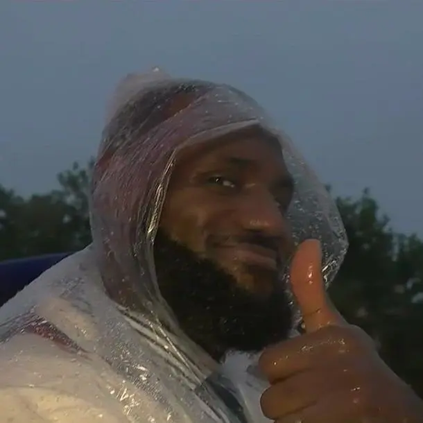 流言板]开赛日！FIBA官方社媒转发詹姆斯大拇指照预告篮球比赛开幕