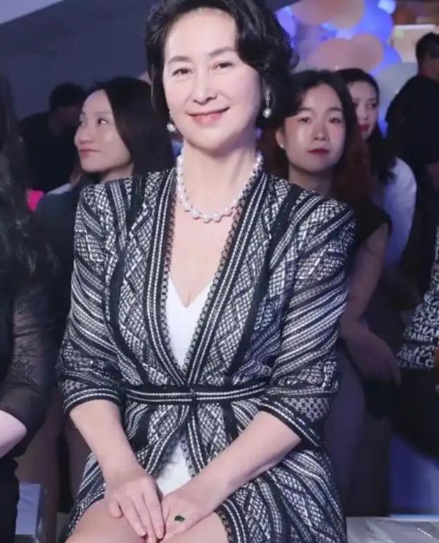 澳门这晚站位暴露江湖地位张艺谋郭晶晶站两边C位雷打不动(图2)