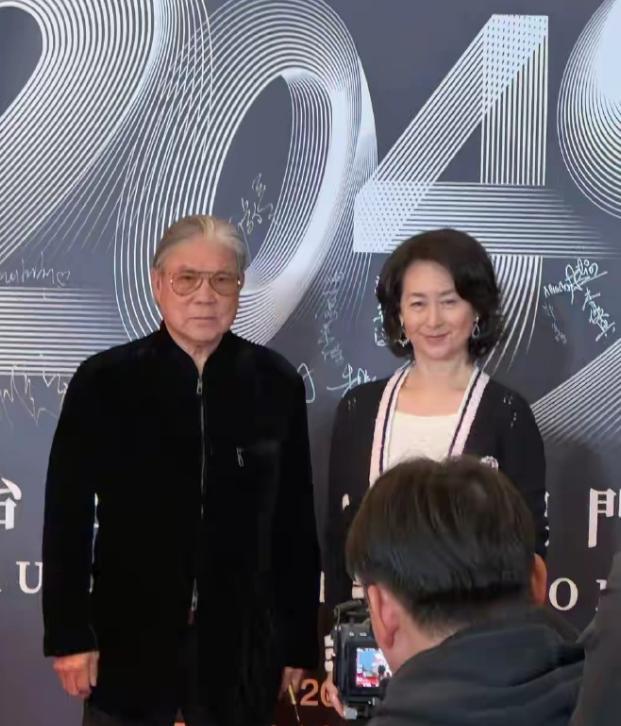 澳门这晚站位暴露江湖地位张艺谋郭晶晶站两边C位雷打不动(图4)