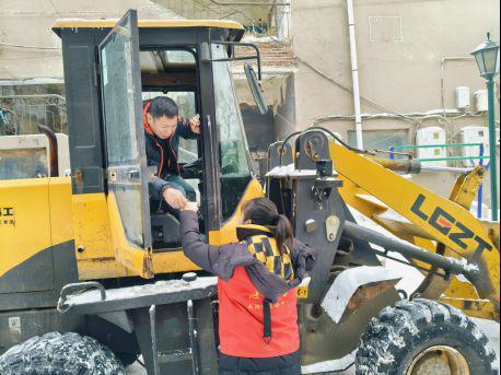 绿园区开展“情暖春城 爱心助环”文明实践活动(图2)