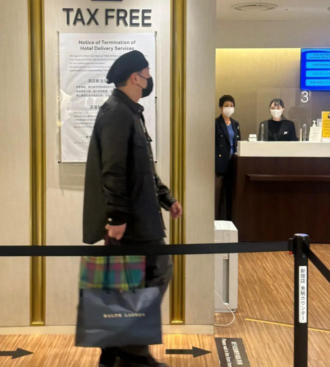 潘玮柏带老婆宣云日本购物夫妻俩各走各的宣云穿貂皮好好看(图3)