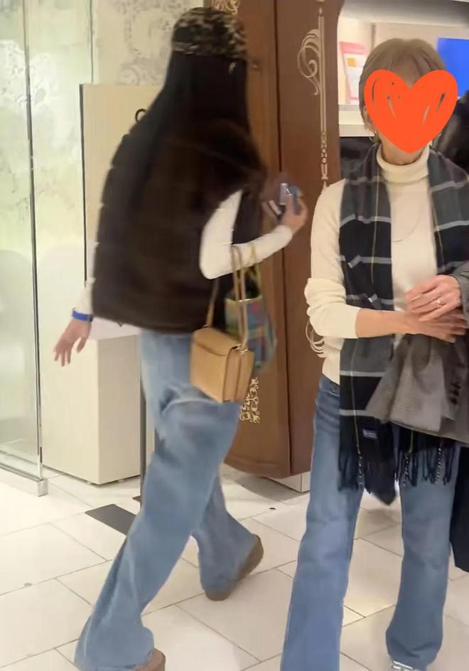 潘玮柏带老婆宣云日本购物夫妻俩各走各的宣云穿貂皮好好看(图4)