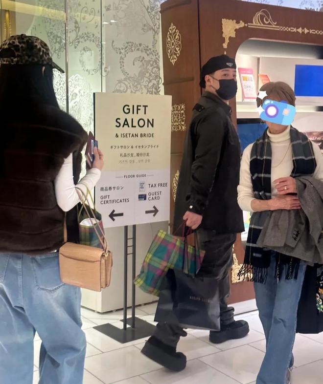 潘玮柏带老婆宣云日本购物夫妻俩各走各的宣云穿貂皮好好看(图6)