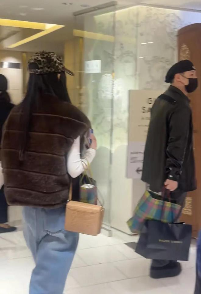 潘玮柏带老婆宣云日本购物夫妻俩各走各的宣云穿貂皮好好看(图5)