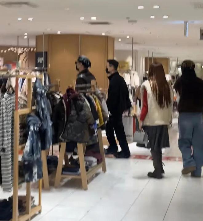 潘玮柏带老婆宣云日本购物夫妻俩各走各的宣云穿貂皮好好看(图7)