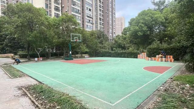 焕然一新“扰民”篮球场大变身
